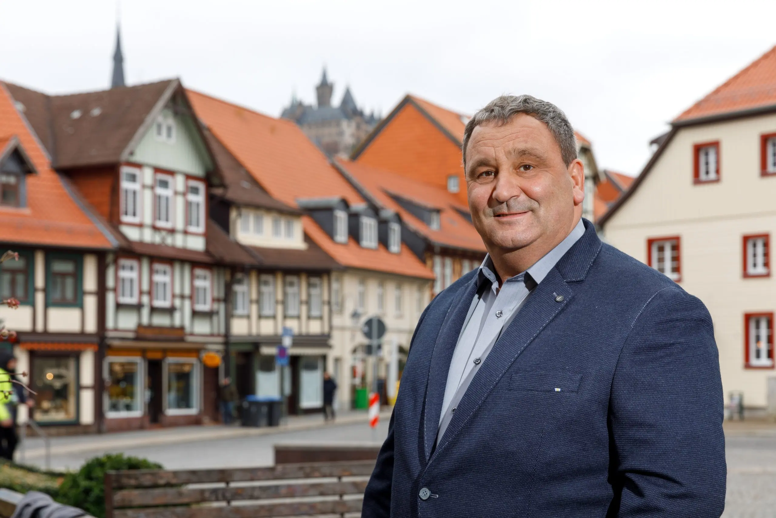 Ralf Schult in der Altstadt Wernigerode, Schloß im Hintergrund Ralf Schult Altstadt Schloß Wernigerode Foto - Unabhängiger Kandidat Oberbürgermeister Wahl Wernigerode